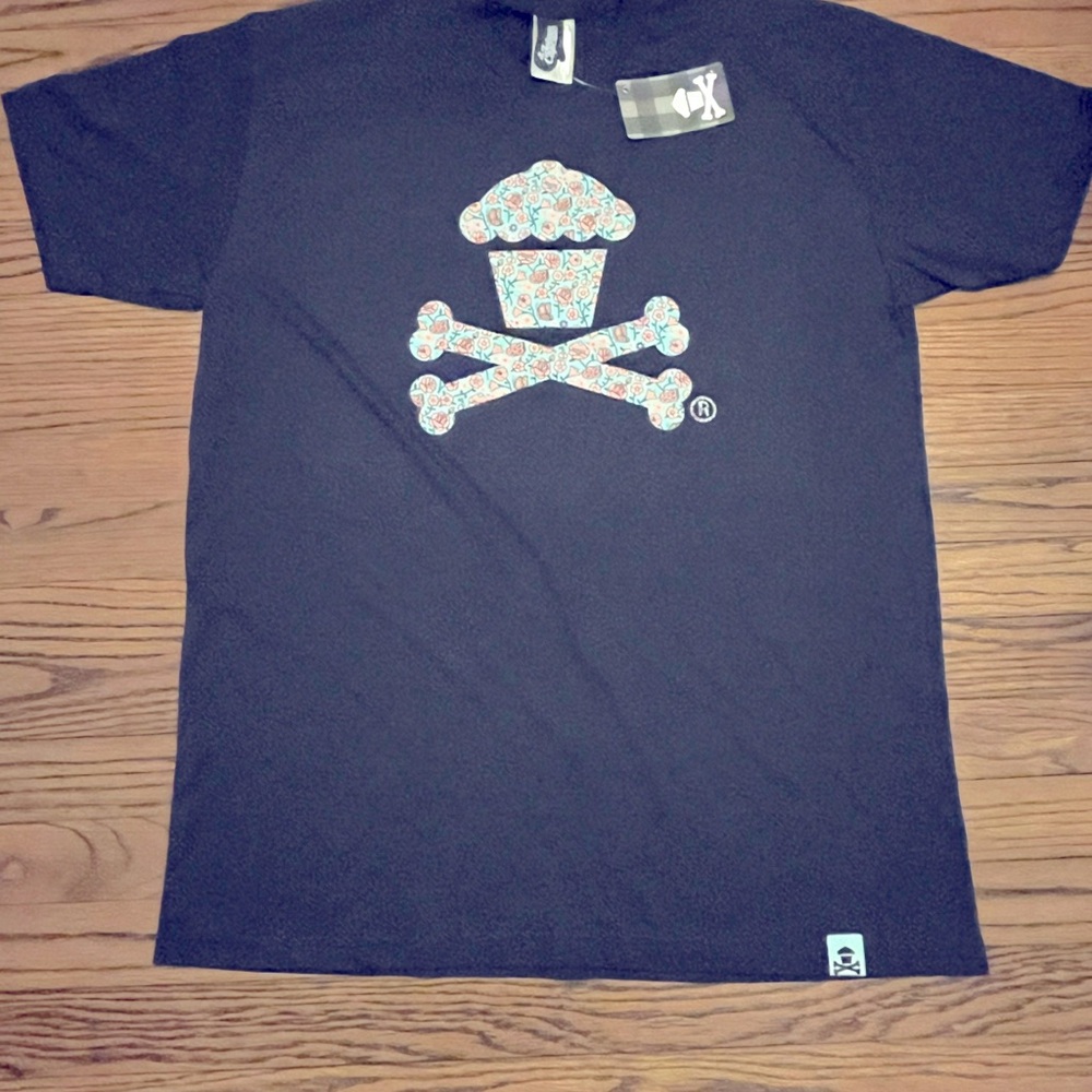 Women’s Rare Johnny Cupcakes flower T-shirt with tags never worn size XL